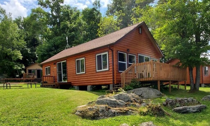 Ray Cabin | Cozy Lakeside 3 Bedroom Cabin Perfect for Families & Pets