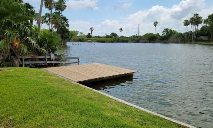 Los Fresnos House | Inviting Lakeside A-Frame with Deck & Spa Near South Padre
