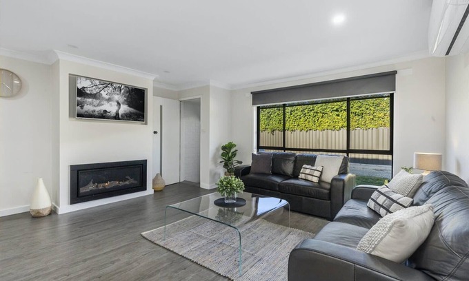 Mulwala Apartment | Idyllic Lakeside Apartment with Kitchen & Breakfast Included