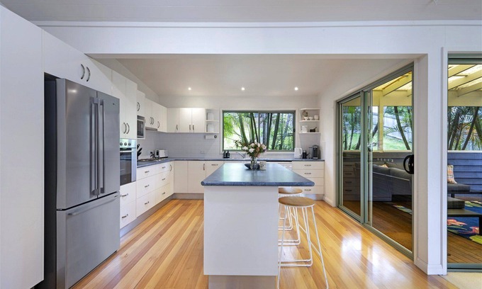 Macmasters Beach House | Discover Lakeside at Macmasters Beach: Family & Pet Friendly