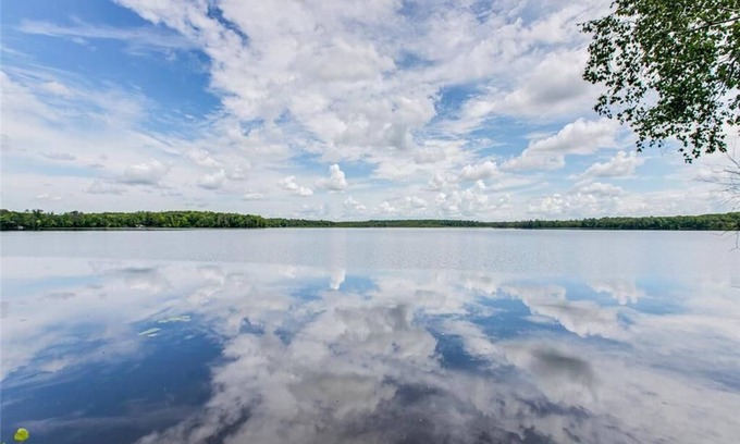 Crosby House | Serene Lakeside Retreat: Perfect for Families and Nature Lovers