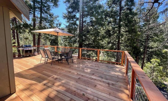 Arnold House | Beautiful Lakeside Retreat with Private Beach & Pool
