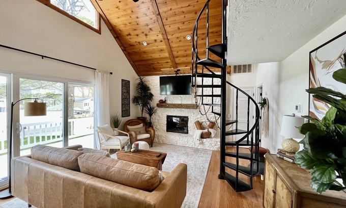Cicero House | Lakeside Boutique Home 🔹 Hamilton County