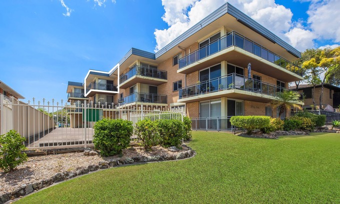 Forster Apartment | Serene Lakeside Retreat with Ocean Views & Family Amenities