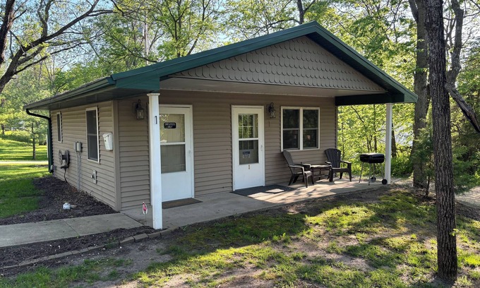 Manchester Resort | Cozy Lakeside Cabin: Family-Friendly Retreat on Lake Delhi