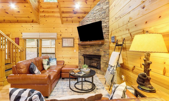 Walnut Mountain Cabin | Relaxing Lakeside Cabin in Ellijay with Game Room & Dock