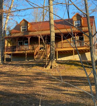 Corinth Ski Chalet | Relaxing Lakeside Cabin with Hot Tub Near Ark Encounter