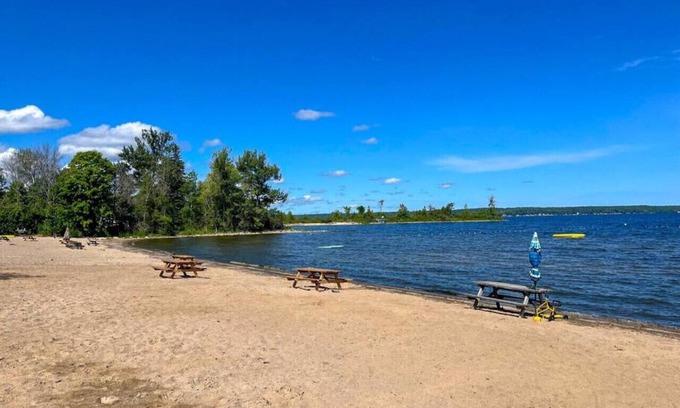 Port McNicoll Cabin | Scenic Lakeside Retreat: Steps from the Beach & Spa