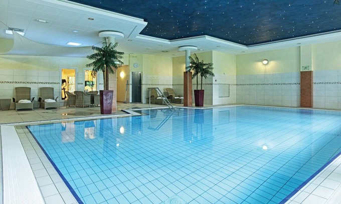 Schelfhorst Hotel | Lakeside Calm Meets City Energy—Your Ideal Northern Dutch Getaway! Pool