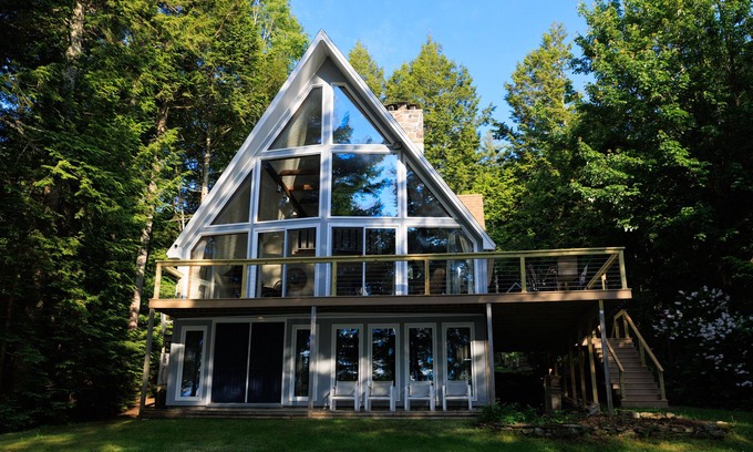 Liberty Ski Chalet | Tranquil Chalet on the Lake with Dock & Kitchen Amenities