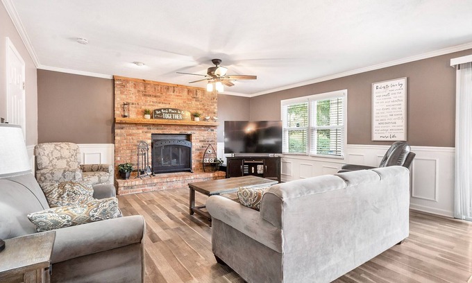 Cicero House | Lakeside Charm 3 BR Hot Tub Fireplace & King Suite