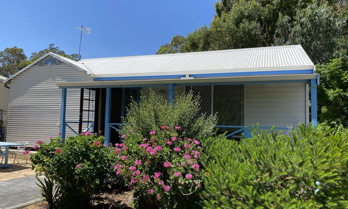 Baldivis Cottage | Tranquil Lakeside Cottage with Ocean and Lake Views