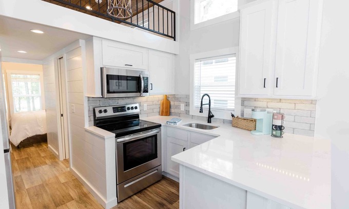 Lincoln House | Lakeview Family Retreat: Stylish Tiny Home with Pool