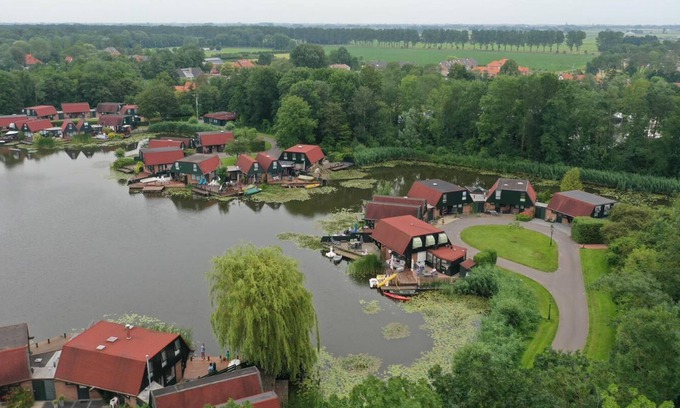 Nieuwe Niedorp Cottage | Inviting Lakeside Cottage De Rijd with Oceanfront Amenities