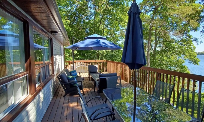 Cressy Cottage | Idyllic Lakeside Cottage in Prince Edward County, Rated 10/10