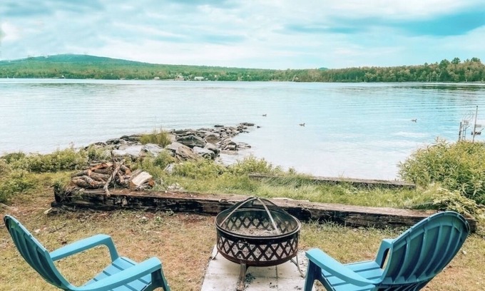 Greenville House | Scenic Lakeside Cottage with Breathtaking Lake Views