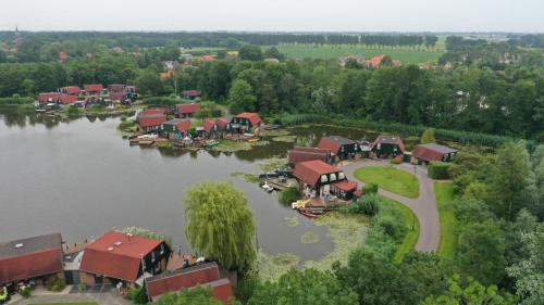 Nieuwe Niedorp House | Pet-Friendly Lakeside Cottage De Rijd with Pool Access