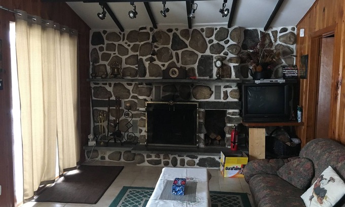 Lantier Ski Chalet | Lakeside Cottage Located In The Heart of the Laurentians (near St Agathe)