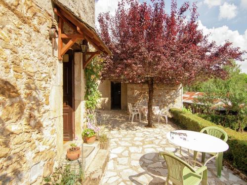 Chasteaux House | Stylish Cottage in Roziers with Terrace & Family-Friendly Perks