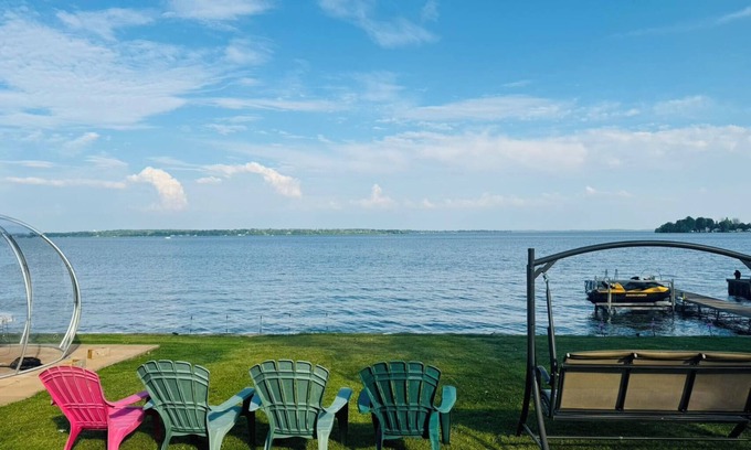 Innisfil House | Lakeside Cottage-Tranquil Retreat by the Water