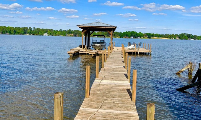 Cobb Cottage | Ideal Lakeside Cottage with Boathouse and Scenic Views