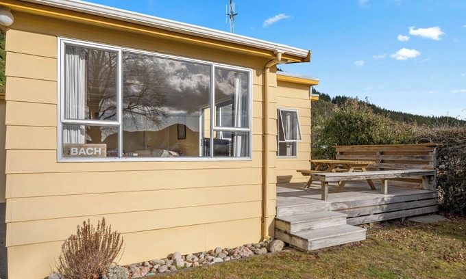 Motuoapa Cottage | Relaxing Lakeside Escape at Motuoapa Holiday Home