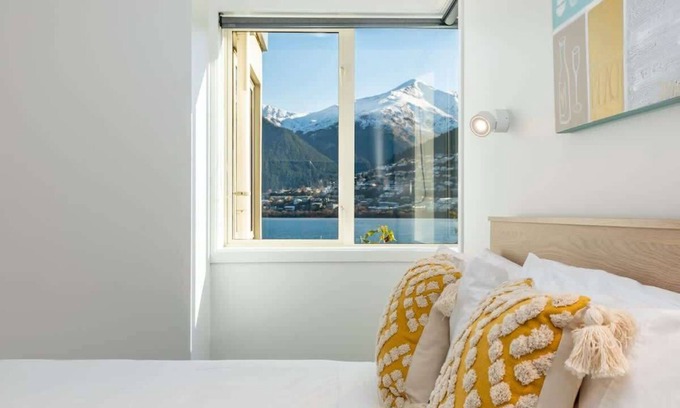 Kelvin Heights House | Serene Lakeside Escape at Kelvin Heights with Ocean Views