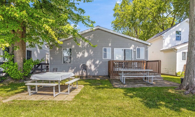 Shelbyville House | Relaxation by the Lake: Fire Pit, Dock & Dog Friendly Stay