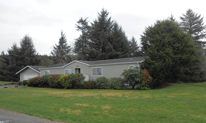 Ilwaco House | Pet-Friendly Lakeside Family Retreat with Spa & Breakfast