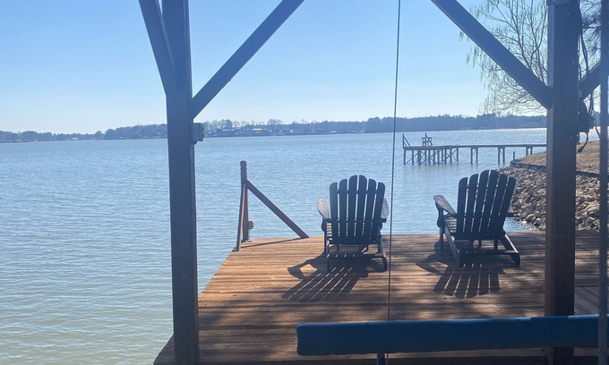Leesburg House | Waterfront Cabin with Boat Lift & Top 9.4/10 Guest Rating