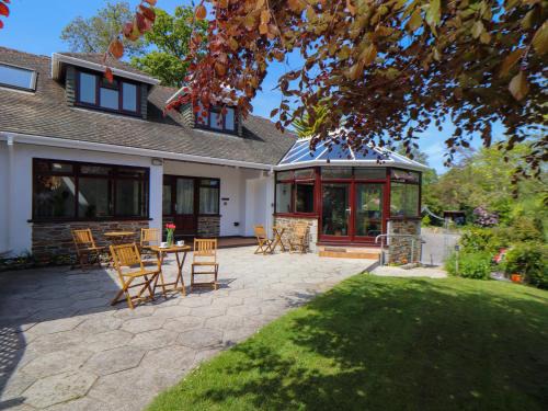Maenporth Apartment | Relaxing Lakeside Retreat: 4-Star with Pet-Friendly Amenities