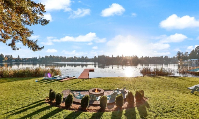 East Olympia House | Serene Lakeside Haven in Olympia - Rated 10/10 by Guests