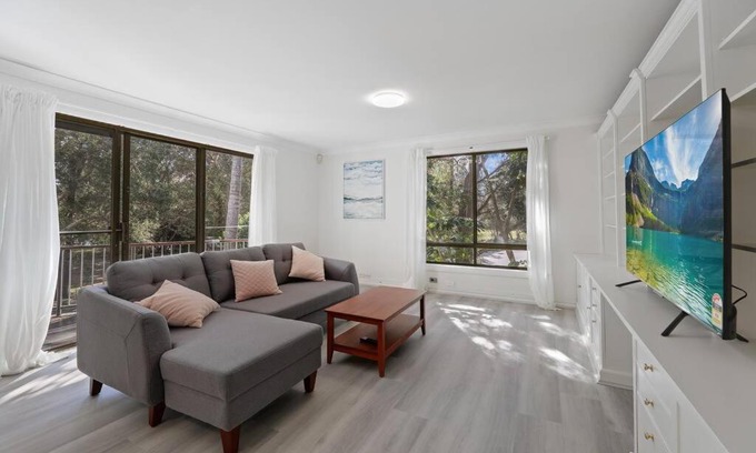 Long Jetty Villa | Family-Friendly Lakeside Holiday Home at Long Jetty