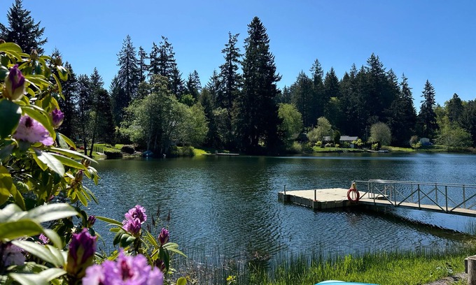 Burley House | Unforgettable Lakeside Retreat: Kayaks, Fire Pit & More!