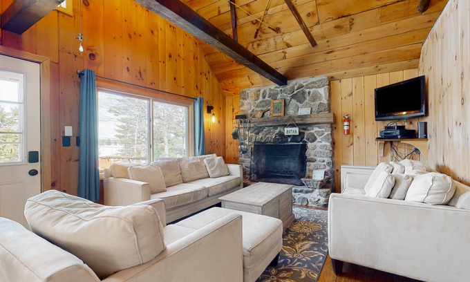 East Wakefield House | Scenic Lakeside Home with Deck and Pet-Friendly Amenities