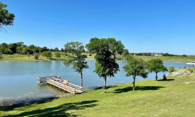 Waxahachie House | Lakeside Horseshoe Hideaway Ranch