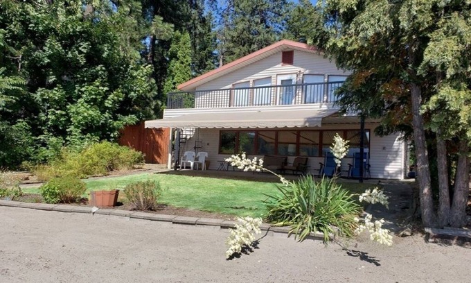 Twin Lakes House | Lakefront Retreat: Private Beach, Pool & Kayaks Await You!