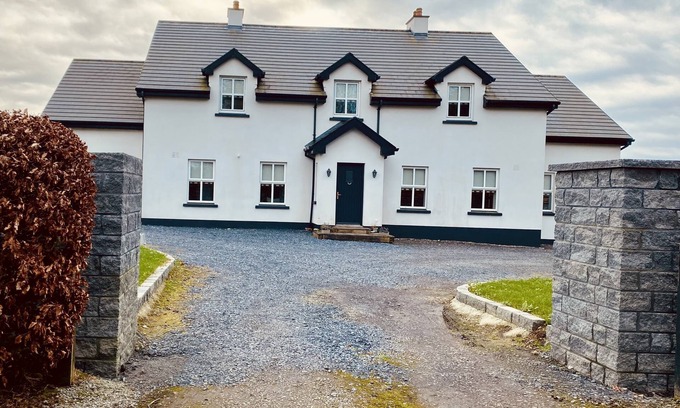Tudenham House | Inviting Lakeside Country Home with Pool & Breakfast Included