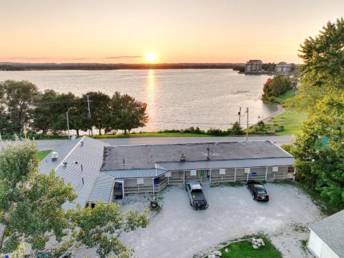 Ramara Hotel | Family-Friendly Retreat at Lakeside Inn with High Ratings