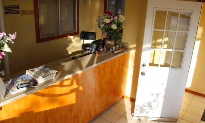 Mathis Hotel | Relax at Lakeside Inn & Suites with Family-Friendly Amenities