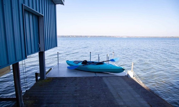 Geneva House | Breathtaking Lakeside Landing: Boat Rentals & Scenic Views