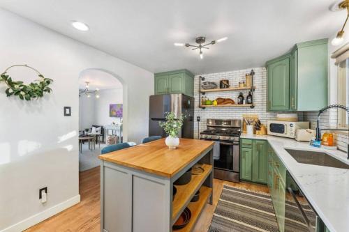 Regis House | Lakeside Landing. Pad Private Hot Tub Pets Welcome