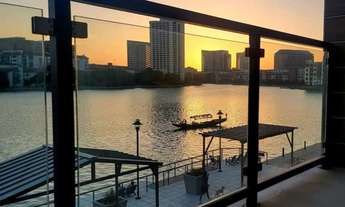 Las Colinas Apartment | Lakeside Retreat with Trails, Music & Local Shopping