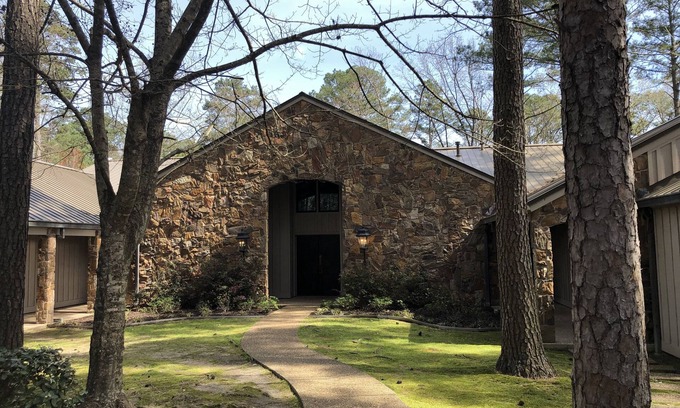 Center Cabin | Exceptional Lakeside Lodge: Family-Friendly Getaway in East Texas