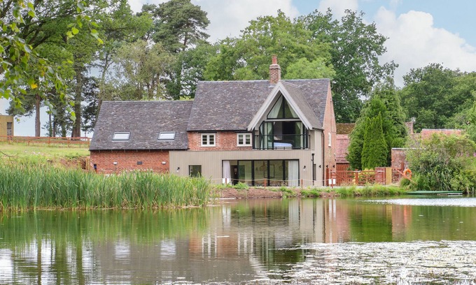 Pattingham Cottage | Pet-Friendly Lakeside Lodge with Hot Tub & 10/10 Rating