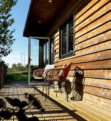 Pershore Cabin | Tranquil Lakeside Lodge 'Swallow' with Kitchen Amenities