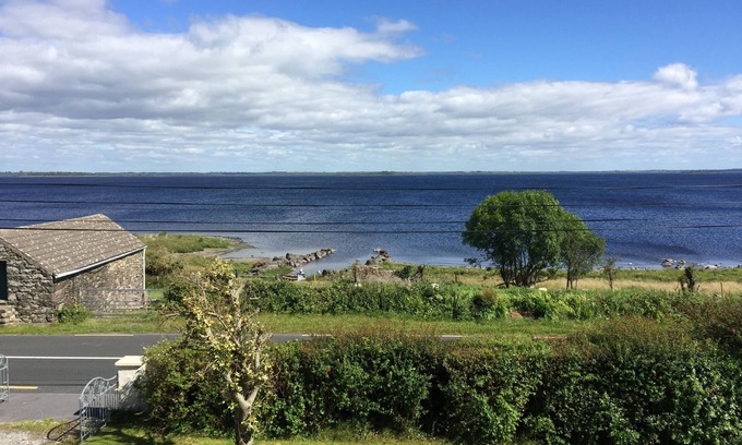 Tourmakeady Cottage | Pet-Friendly Retreat at Lakeside Lough Mask Shore