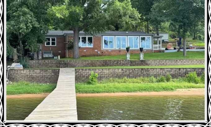 Liberty Hill House | Lakeside Luxe- 3 bedroom/2 bathroom- fully renovated