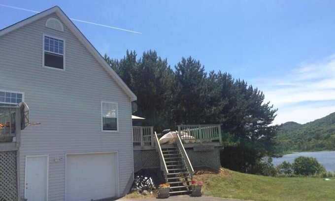 Presque Isle House | Unwind by the Lake: 4-Bedroom Retreat with Kayaks & Firepit