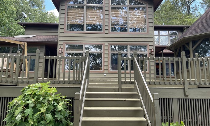 Crane Hill House | Serene Lakeside Retreat: Guest Rated 9.8 with Spa & Hot Tub